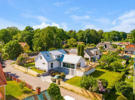 Hotel fotografie: Hyr villa i Stenhuggeriet nära till både hav och golf