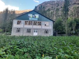 Jumaboy Guesthouse - Transport, Rooms & Hiking Tours, hotel en Nofin