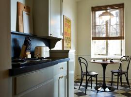 Hotel Photo: Cozy Studio With Franklin Village View - 30 Day Minimum Stay