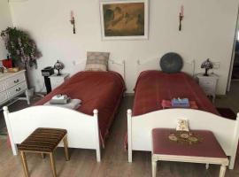 Gambaran Hotel: Double room in nice house near the forest (basement floor)