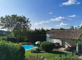 Hotel Foto: Endroit paisible, Périgueux, maison avec piscine