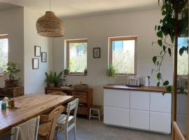 Hotel fotoğraf: Quiet cottage in the pastoral Galilee hills