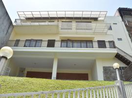 Hotel foto: Kerinci Hill Holiday Home, Dago Golf (for families only)