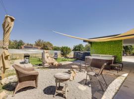 Hotel fotoğraf: Vacation Home with Hot Tub and Pool Near Joshua Tree!