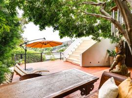 Foto di Hotel: LA Nature Retreat with Rooftop Deck and Dtwn Views!