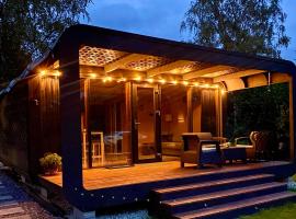 Hotel Photo: A tiny house with a garden and a hot tube