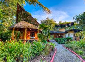 Tree House Beachfront Lodge، فندق في بويرتو فيجو