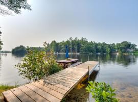 होटल की एक तस्वीर: Lakefront Limerick Cottage with Private Beach!