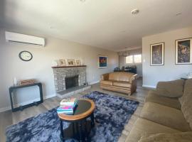 Private Room Lakeview House- Westmount, ξενοδοχείο σε Μόνκτον