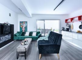 Hotel foto: Modern & Chic Apartment w Patio Near Rothschild Blvd by Sea N' Rent