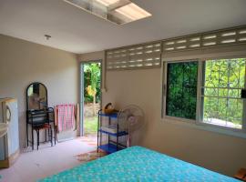 Foto di Hotel: Private room with garden in Krabi city center