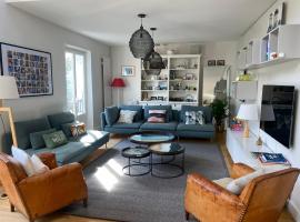 Hotel Photo: Cosy family apartment - metro Pont de Saint Cloud ligne 10