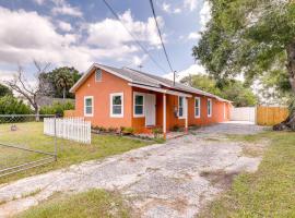A picture of the hotel: Dog-Friendly Tampa Vacation Rental with Fenced Yard!