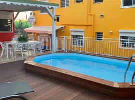 Foto di Hotel: Appartement d'une chambre avec piscine privee jardin clos et wifi a Les Abymes