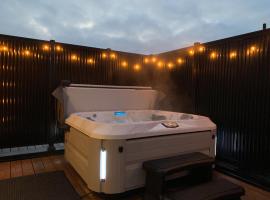 호텔 사진: Modern Executive Townhome w/ Rooftop Hot Tub Oasis