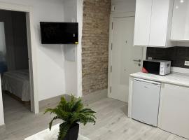 A picture of the hotel: Apartamento bonito y coqueto junto Corte Ingles centro