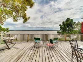 Hotel fotoğraf: Pet-Friendly Checotah Home with Deck and Lake Views!