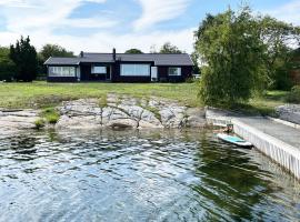 Фотография гостиницы: Cozy cottage next to the sea, located on Hasslo