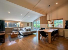 ZEN-bungalow no 6 met sauna en hottub, hotel in Rheezerveen