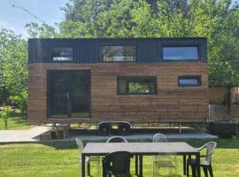 Hotel Photo: Mini maison Tiny house 6 per 3800m2 jardin Jacuzzi