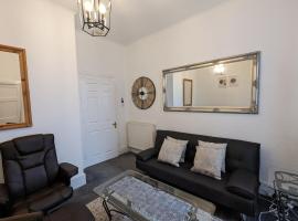 Hotel Foto: The Summit West End- Elegant Apartment with Free Parking in Prime Location