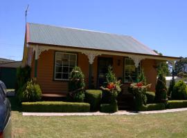 รูปภาพของโรงแรม: "Grand Ole Topiary" Cottage Accommodation Railton