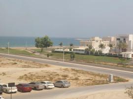 Foto di Hotel: LuxApartment 2BHK Sea View Ghubra Beach