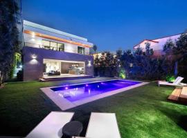 รูปภาพของโรงแรม: Hollywood Hills 5 BR Villa, Pool, Rooftop, Parking