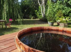 Hotel fotoğraf: 2 chambres dans maison familiale jardin et spa