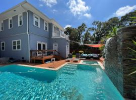 Hotel Foto: GrandCraftsman style home with pool and hot tub/ center to all of New Orleans