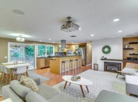 Hotel Photo: Lake Oswego Home with Covered Patio Near Portland!