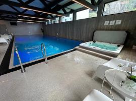 Sørlandsidyll med svømmebasseng!، فندق في كريستيانساند