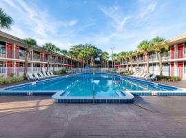 Ramada by Wyndham Kissimmee Gateway - Free Theme Park Shuttle, hotel en Orlando