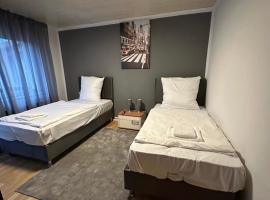 A picture of the hotel: bee Apartment: Ideal für Gruppen & Monteure