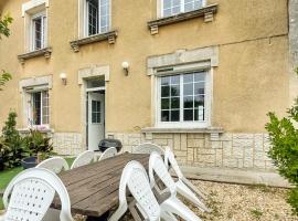 A picture of the hotel: 4 Bedroom Gorgeous Home In Jarnac