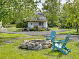 Hotel fotoğraf: Dog-Friendly Wappingers Falls Cabin with Fire Pit!