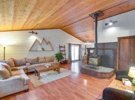होटल की एक तस्वीर: Creekside Cabin Easy Access to i-70 and Slopes!