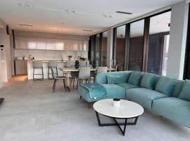 Gambaran Hotel: Stunning penthouse with lake views