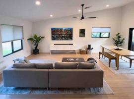 Hotel Photo: Stunning Modern Home in Hip Enclave near DT