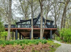 Fotos de Hotel: Turnberry Getaway Lakefront Chalet with Hot Tub by Sarah Bernard