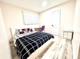 מלון צילום: Master Bedroom with Full Washroom, free wi-fi, free Parking near Fairview Park Mall ROOM 3