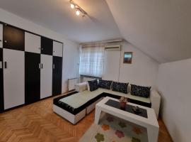 รูปภาพของโรงแรม: Kirkovski apartment