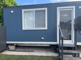 호텔 사진: Sweet Cute blue tiny home with Pool and 2 minute drive to the beach