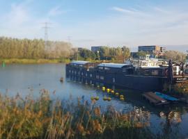 Zdjęcie hotelu: WHEELHOUSE EUPHRATE HOUSEBOAT