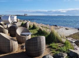 Wohnwagen auf dem Wulfenerhals ca 150m bis zum Meer, hotel in Fehmarn