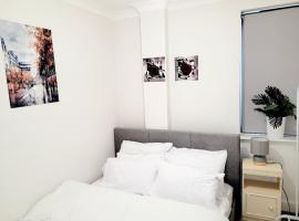 호텔 사진: 2 BEDROOM APT WITH 2 COMFORTABLE KING SIZE BEDs, FREE PRIVATE PARKING, EASY ACCESS TO LONDON