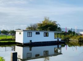 Woonboot in Sumar gelegen tussen Leeuwarden en Drachten, ξενοδοχείο σε Suameer