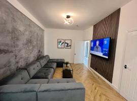 A picture of the hotel: Modern City Centre Townhouse sleeps 10 & Parking