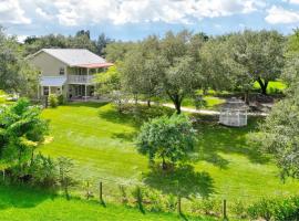 A picture of the hotel: Garden Home with Expansive Yard & Gazebo!