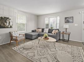 Hotel fotografie: Luxury End Unit Townhome Just 40 Minutes from DC, Pet-Friendly, Privacy Fenced